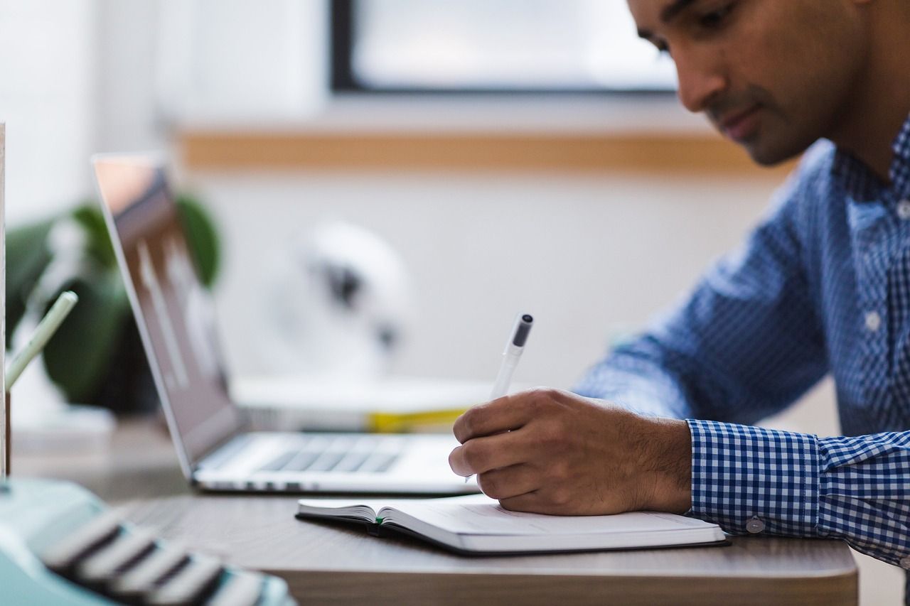 Un homme écrit
une transcription après avoir transcrit avec Happy Scribe