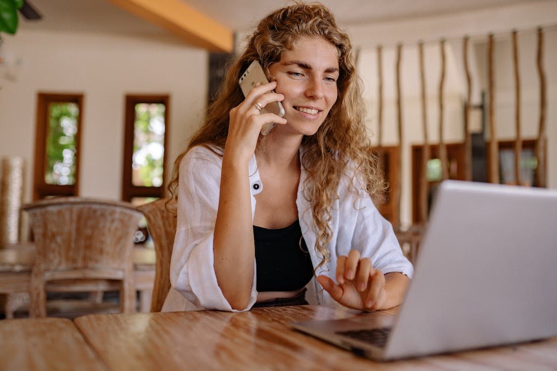 Una mujer escuchando y leyendo una reunión subtitulada