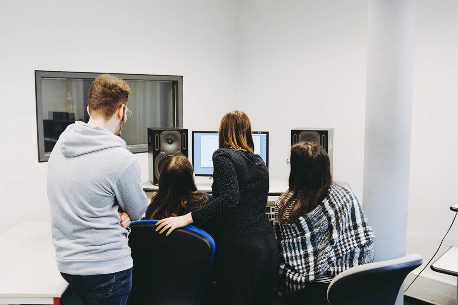 Un groupe apprenant à créer une transcription avec Happy Scribe