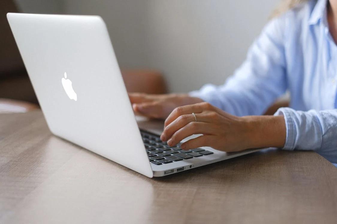 Débloquer la puissance des transcriptions pour l'apprentissage en ligne
