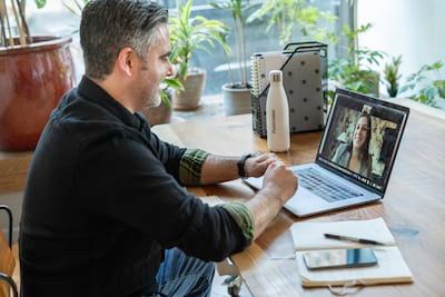 Puedes traducir los subtítulos de las sesiones de video de Zoom ya grabadas con herramientas de terceros como Happyscribe