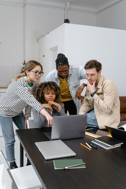 Grupo de personas haciendo una lluvia de ideas