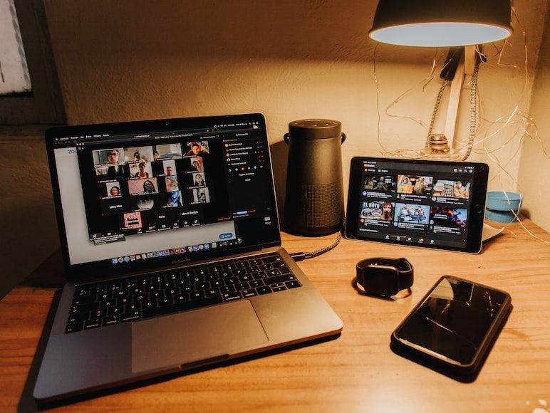 Puedes traducir rápidamente y a bajo costo tus reuniones y grabaciones de video con Happy Scribe