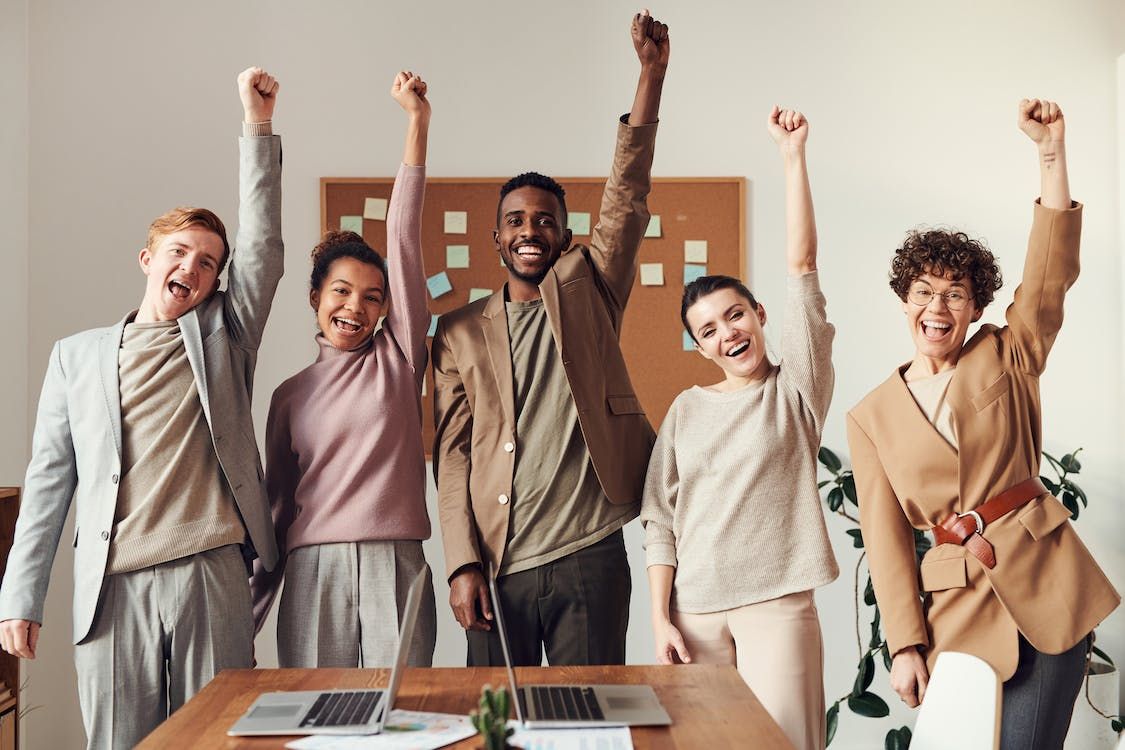 Happy people using Happy scribe