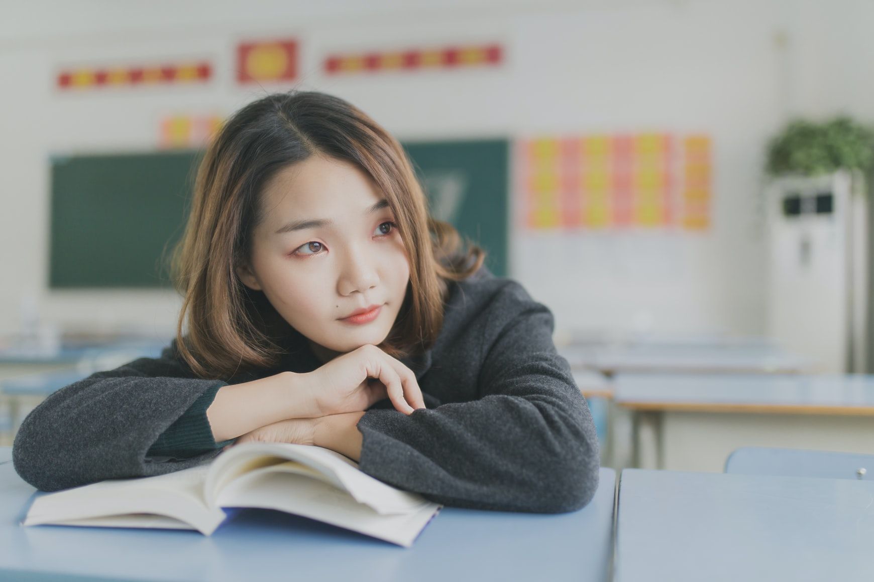 Los subtítulos también ayudan a los estudiantes que no son hablantes nativos de inglés a aprender fácilmente