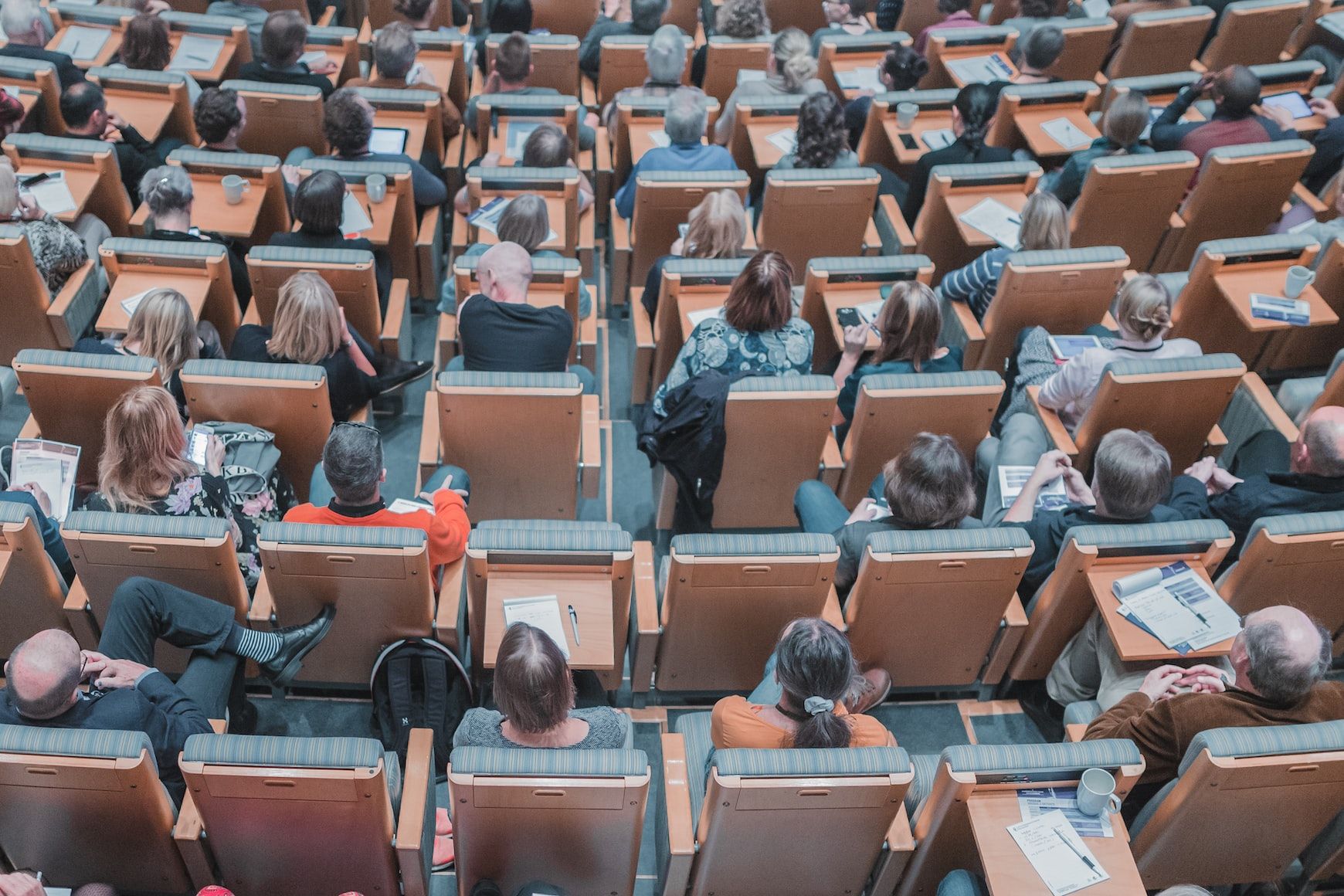 Hay ciertos eventos que destacan el uso exitoso de subtítulos en instituciones académicas internacionales