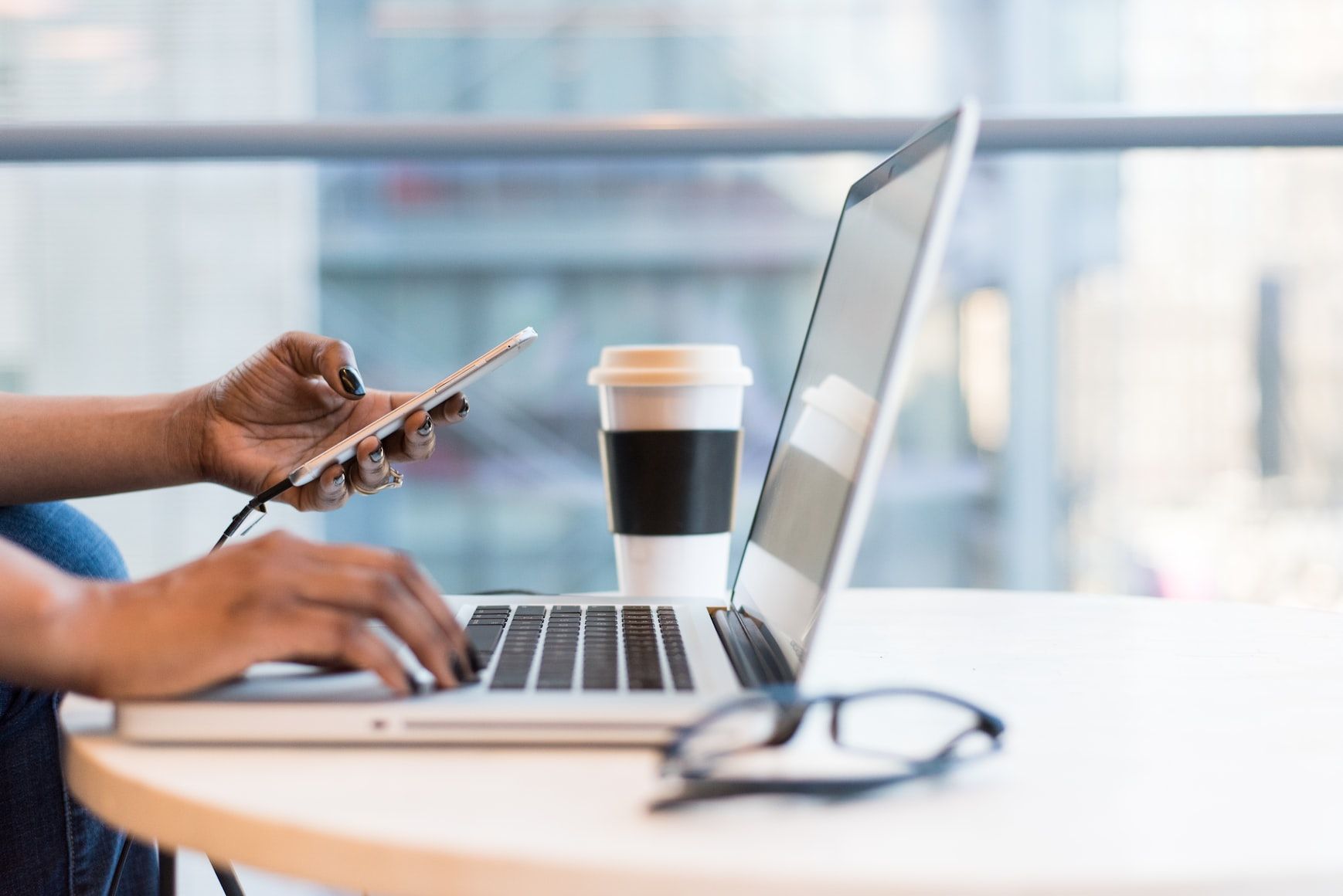 La technologie a présenté plusieurs avantages, allant de l'IA à la technologie de reconnaissance vocale pour optimiser le processus de sous-titrage et de sous-titrage.