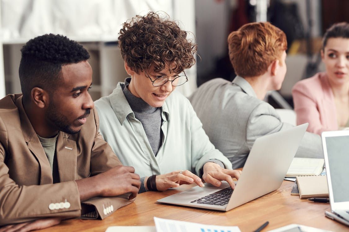 deux étudiants apprenant une série éducative