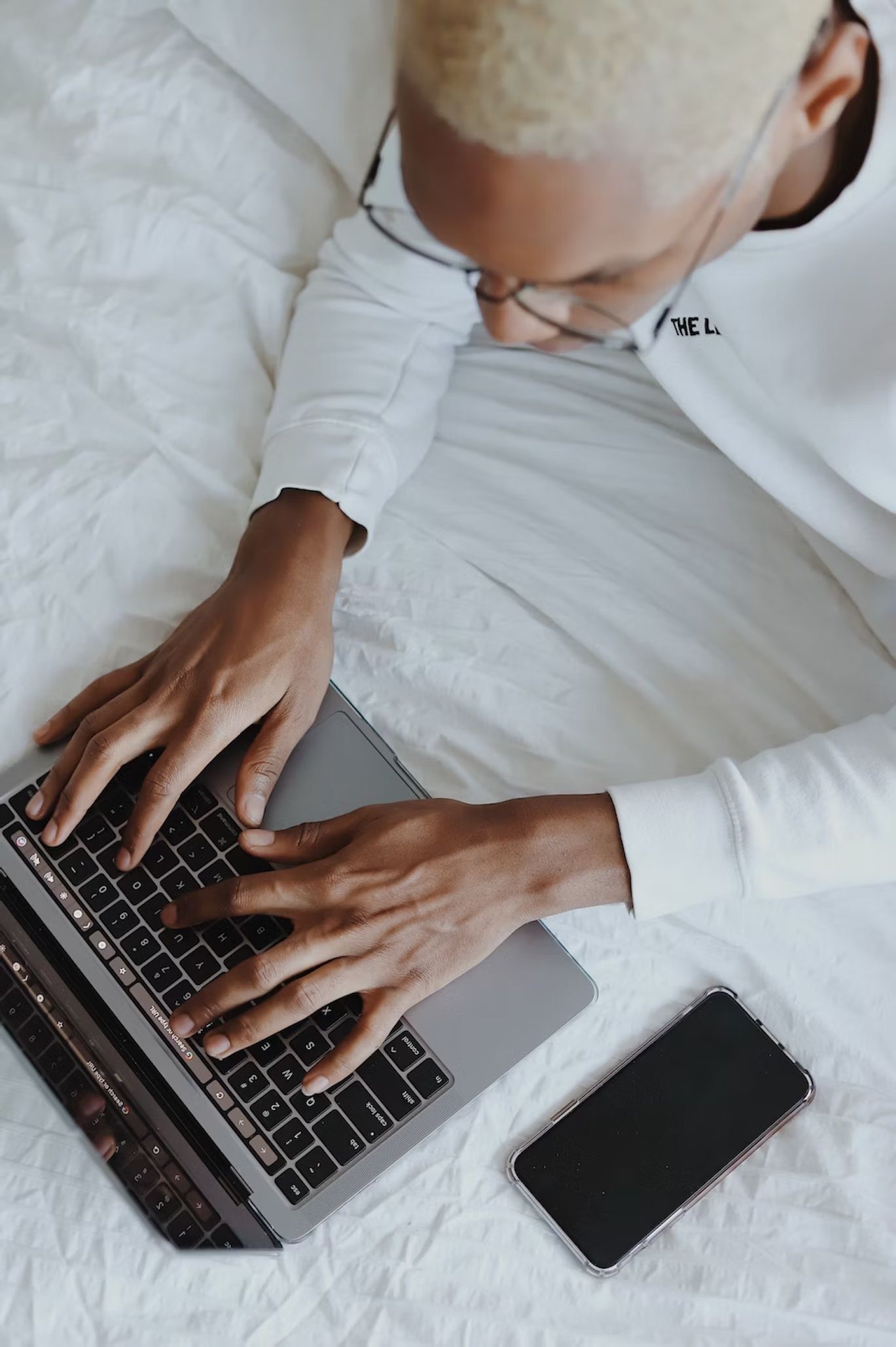 Comment traduire les voix d'un enregistrement vidéo Zoom : Débloquer la communication multilingue avec une technologie de pointe Dans un monde de plus en plus interconnecté, les réunions virtuelles sont devenues la norme, permettant aux professionnels de divers endroits de collaborer de manière transparente. Zoom, une plateforme de visioconférence de premier plan, a joué un rôle crucial en comblant les écarts géographiques. Cependant, avec des participants parlant différentes langues, il est de plus en plus nécessaire de traduire les voix d'un enregistrement vidéo Zoom pour assurer une communication et une collaboration efficaces. Dans cet article, nous plongerons dans le processus de traduction des voix d'un enregistrement vidéo Zoom et vous présenterons des outils innovants comme Happy Scribe qui peuvent rendre cette tâche sans effort. Étape 1 : Enregistrer votre réunion Zoom Avant de pouvoir commencer à traduire les voix d'un enregistrement vidéo Zoom, il est essentiel de s'assurer que la réunion est enregistrée. La fonction d'enregistrement de Zoom capture à la fois le contenu audio et vidéo, préservant l'essence de vos interactions virtuelles. Voici comment vous pouvez initier l'enregistrement : Démarrer ou rejoindre une réunion Zoom : Lancez l'application Zoom et démarrez ou rejoignez la réunion que vous souhaitez enregistrer. Activer l'enregistrement : Une fois que la réunion est en cours, localisez le bouton "Enregistrer" en bas de la fenêtre Zoom et cliquez dessus. Un indicateur d'enregistrement rouge apparaîtra, indiquant que la réunion est en cours d'enregistrement. Mener votre réunion : Menez votre réunion comme d'habitude, en participant aux discussions, en partageant des présentations et en collaborant avec les participants. Tout le contenu audio et vidéo sera capturé dans l'enregistrement. Il est important de noter que dans le but de la traduction vocale, il est crucial d'activer la fonction d'enregistrement au début de la réunion. Étape 2 : Transcrire l'enregistrement vidéo Zoom La transcription sert de base à la traduction vocale, car elle convertit le contenu parlé en texte écrit. Happy Scribe, un outil de transcription de pointe, peut rationaliser ce processus et créer des transcriptions précises de votre enregistrement vidéo Zoom. Voici comment vous pouvez transcrire le contenu audio à l'aide de Happy Scribe : Accéder à Happy Scribe : Ouvrez votre navigateur web préféré et accédez au site web de Happy Scribe. Création de compte ou connexion : Si vous êtes nouveau sur Happy Scribe, créez un compte en vous inscrivant. Pour les utilisateurs existants, connectez-vous simplement en utilisant vos identifiants. Initier la transcription : Une fois connecté, trouvez l'option "Transcription" ou "Upload" sur la plateforme de Happy Scribe. Téléchargez l'enregistrement vidéo Zoom que vous souhaitez transcrire. La technologie avancée de reconnaissance vocale de Happy Scribe transcrira automatiquement le contenu audio de l'enregistrement Zoom en un texte écrit. Étape 3 : Réviser et éditer la transcription Une fois la transcription terminée, il est crucial de réviser et d'éditer la transcription pour en assurer l'exactitude. Cette étape est particulièrement importante lorsqu'il s'agit de terminologie complexe, de jargon industriel ou de plusieurs orateurs. L'interface intuitive de Happy Scribe simplifie le processus d'édition : Accéder à la transcription : Ouvrez la transcription fournie par Happy Scribe. Le texte est horodaté, s'alignant sur l'audio de l'enregistrement. Réviser et éditer : Lisez l'audio aux côtés de la transcription en cliquant sur des sections spécifiques du texte. Cette fonctionnalité vous permet d'identifier et de corriger les erreurs ou incohérences dans la transcription. Modifiez le texte si nécessaire pour assurer une transcription impeccable. Étape 4 : Traduction de la transcription Avec une transcription précise en main, vous êtes maintenant prêt à passer à la phase de traduction. Bien qu'il existe différentes méthodes de traduction, une approche efficace est d'utiliser des outils de traduction en ligne comme Google Translate. Voici comment vous pouvez traduire la transcription à l'aide de Google Translate : Accéder à Google Translate : Ouvrez votre navigateur web et accédez à Google Translate (translate.google.com). Entrer le texte : Copiez et collez le texte de votre transcription Happy Scribe dans le champ de texte fourni sur Google Translate. Sélectionner les langues : Choisissez la langue de la transcription originale (par exemple, l'anglais) comme langue source. Ensuite, sélectionnez la langue cible dans laquelle vous souhaitez traduire le texte (par exemple, espagnol, français, etc.). Voir la traduction : Google Translate fournira instantanément une traduction du texte dans la langue sélectionnée. Révisez la traduction pour en vérifier l'exactitude et la compréhensibilité. Étape 5 : Sous-titrage ou superposition du texte traduit sur la vidéo Améliorez l'accessibilité de votre enregistrement vidéo Zoom traduit en superposant le texte traduit sur la vidéo ou en ajoutant des sous-titres. Des logiciels de montage vidéo comme Adobe Premiere Pro ou des outils gratuits comme iMovie (pour les utilisateurs de Mac) peuvent vous aider à y parvenir. Le sous-titrage ou la superposition du texte traduit garantit que les téléspectateurs peuvent lire la traduction tout en regardant la vidéo, améliorant la compréhension et l'inclusivité. Étape 6 : Traduction vocale synchronisée Alors que la traduction du texte écrit est une étape cruciale, fournir une traduction vocale synchronisée peut améliorer l'expérience du spectateur. Happy Scribe offre une fonctionnalité supplémentaire qui peut aider à atteindre cet objectif : Enregistrement de voix off : Utilisez votre transcription traduite comme script pour enregistrer des voix off dans la langue cible. Des outils comme Audacity ou Adobe Audition peuvent vous aider à enregistrer et synchroniser les voix traduites avec la vidéo originale. Cette étape ajoute une couche supplémentaire d'immersion, permettant aux téléspectateurs d'entendre les voix traduites aux côtés du contenu vidéo original. Pourquoi choisir Happy Scribe pour la transcription Happy Scribe offre plusieurs avantages convaincants qui en font un choix idéal pour transcrire les enregistrements vidéo Zoom : Précision : La technologie avancée de reconnaissance vocale de Happy Scribe garantit des transcriptions précises et fiables, fournissant une base solide pour la traduction. Efficacité : La transcription automatique accélère le processus de conversion du contenu audio en texte, vous faisant gagner un temps précieux. Interface conviviale : L'interface intuitive de Happy Scribe convient aux utilisateurs de différents niveaux techniques. Support linguistique : Happy Scribe prend en charge plusieurs langues, ce qui le rend adapté à la communication mondiale. La traduction comme clé de la communication Traduire les voix d'un enregistrement vidéo Zoom est un moyen puissant de briser les barrières linguistiques et de faciliter une communication efficace. En transcrivant le contenu audio et en le traduisant par la suite, vous pouvez vous assurer que vos réunions virtuelles atteignent un public plus large et favorisent la collaboration interculturelle. Intégrer des outils comme Happy Scribe dans votre flux de travail peut rendre le processus de traduction des voix d'un enregistrement vidéo Zoom fluide et efficace. Que vous organisiez des réunions d'affaires, des webinaires éducatifs ou des conférences internationales, la capacité de traduire les voix améliore la compréhension, l'inclusivité et l'engagement des participants. Rappelez-vous, le monde des réunions virtuelles ne connaît pas de frontières - avec les bons outils et stratégies, vous pouvez transcender les limites linguistiques et créer une plateforme mondiale pour une communication et une collaboration significatives. Adoptez la puissance de la technologie pour traduire les voix, amplifier votre message et vous connecter avec une gamme diversifiée d'individus à travers le monde.
