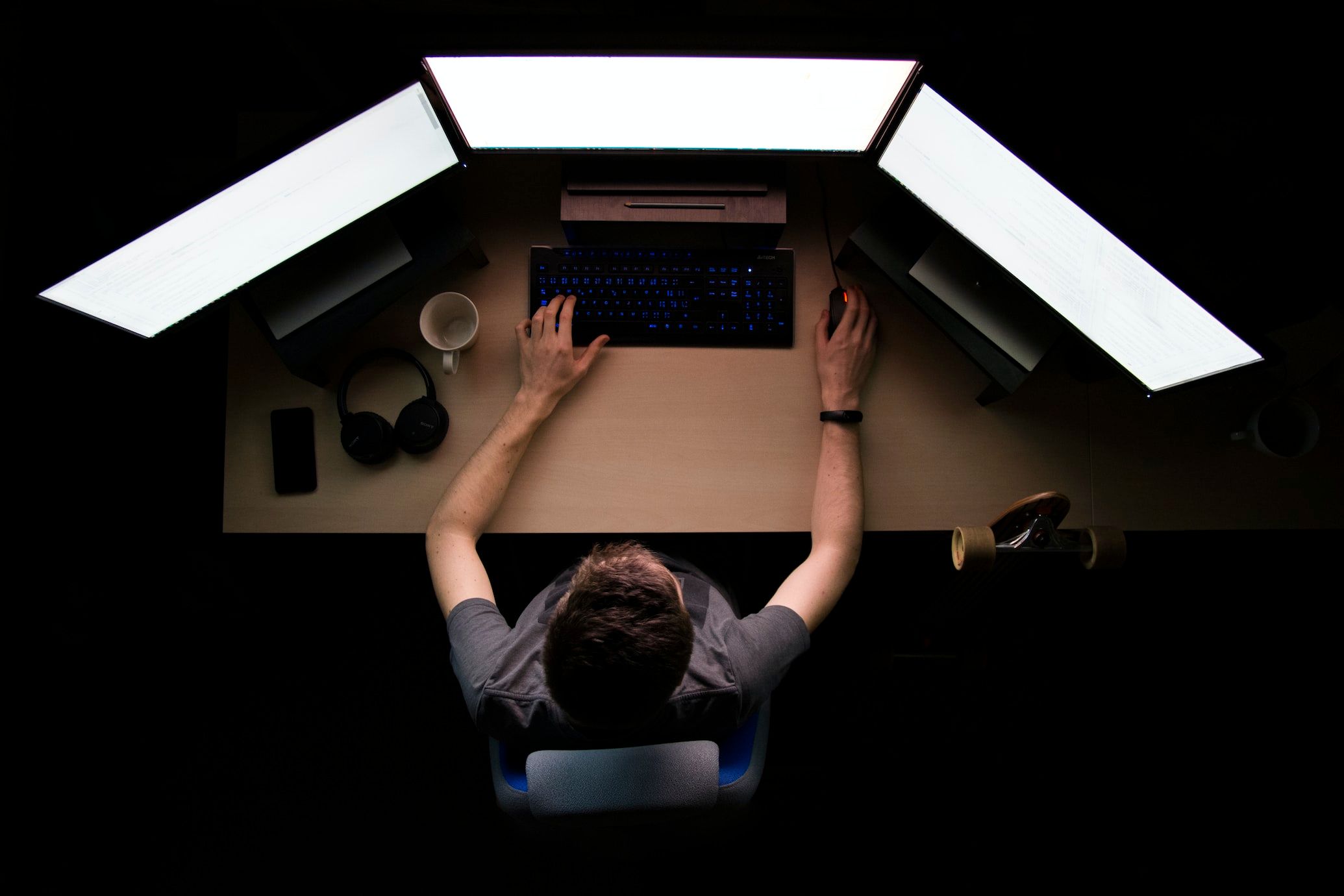 un expert en technologie utilisant le service de transcription de Happy Scribe