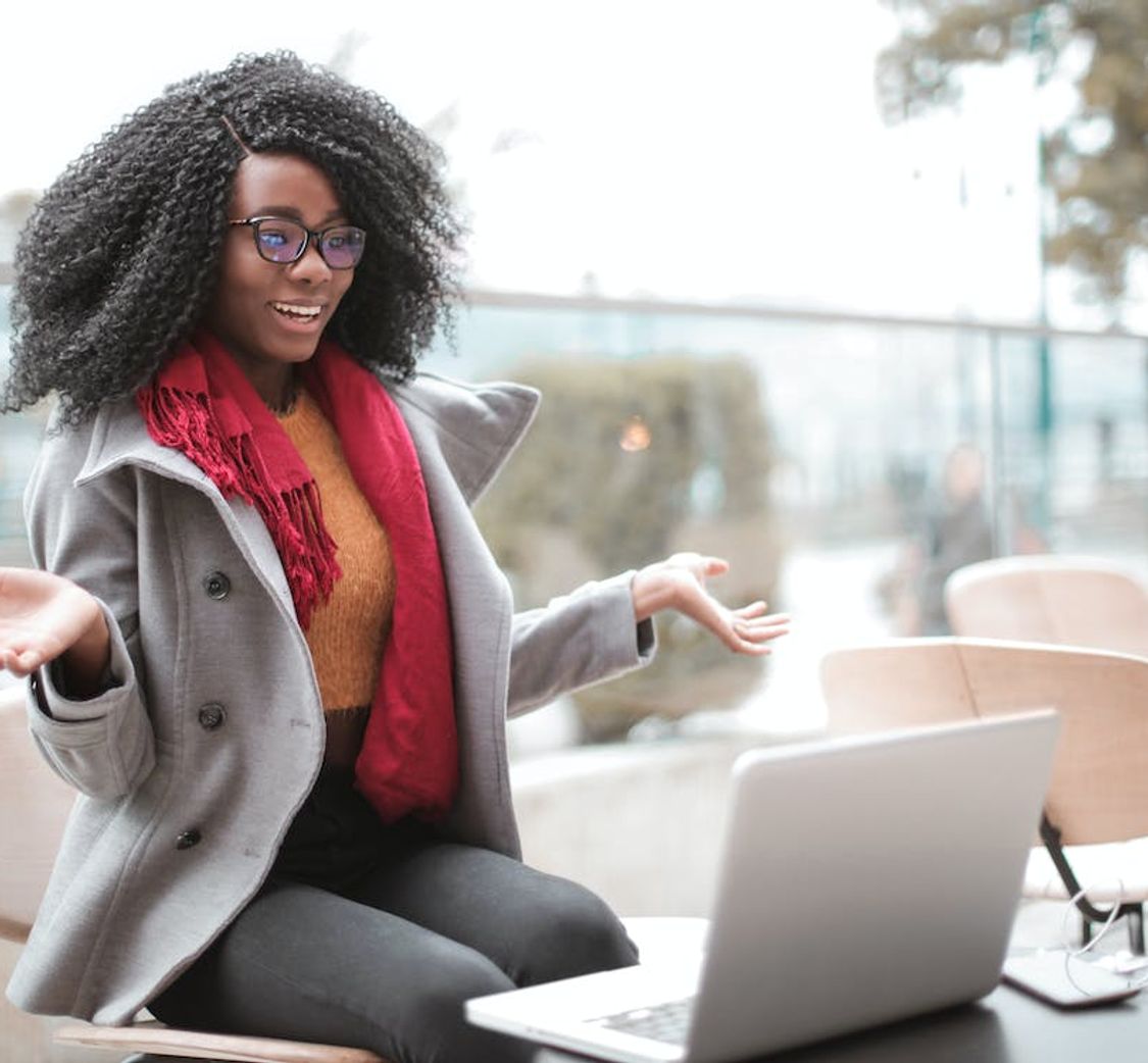 Lady in a meeting captioned with Happy Scribe