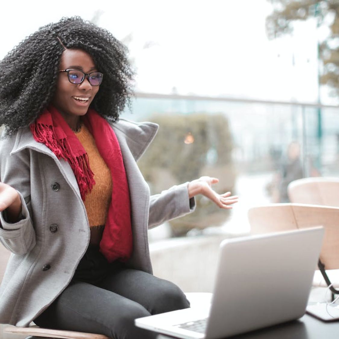Lady in a meeting captioned with Happy Scribe