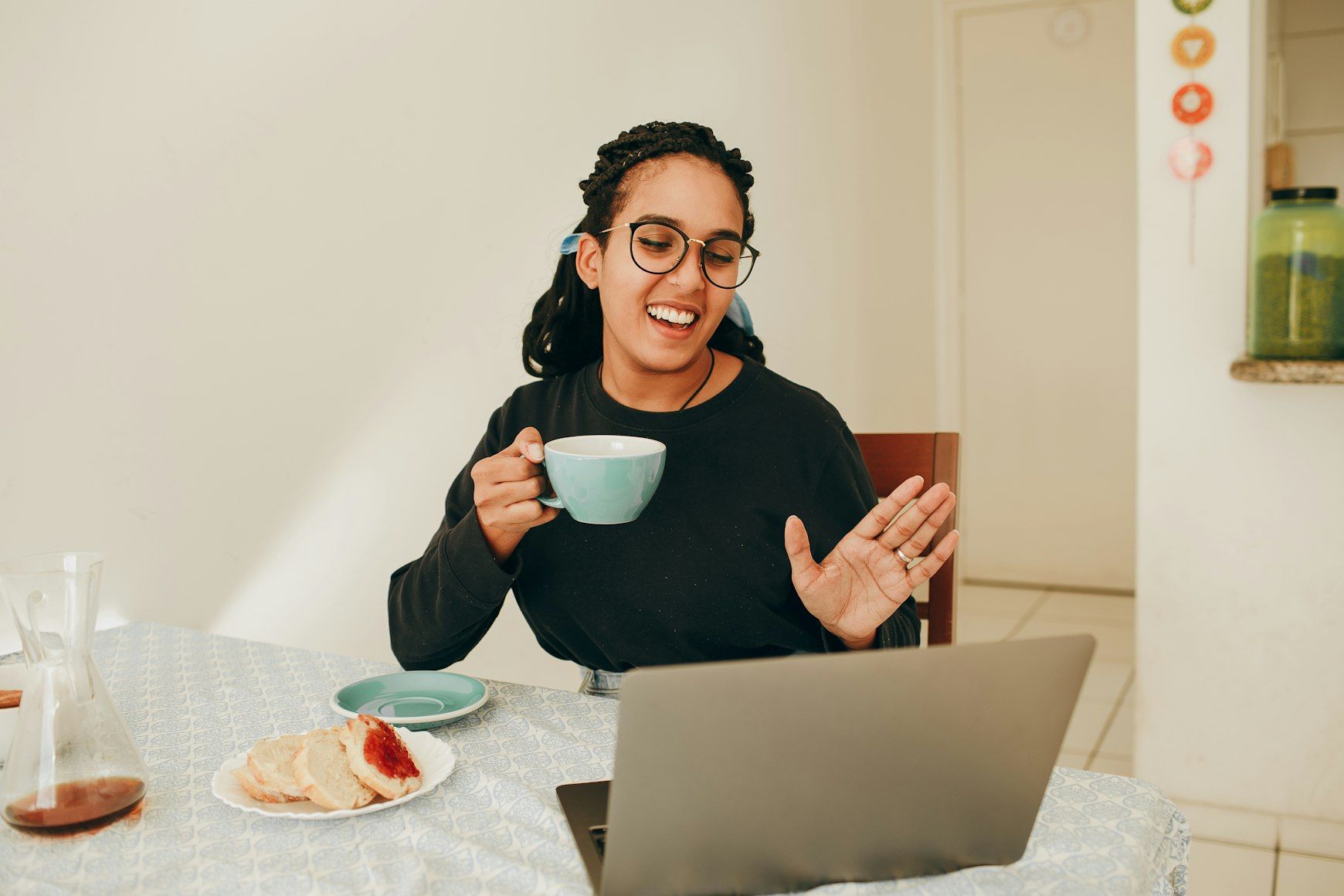 Automatic meeting summaries come with benefits such as time-saving qualities, accountability, and being a great resource for those absent from the meeting