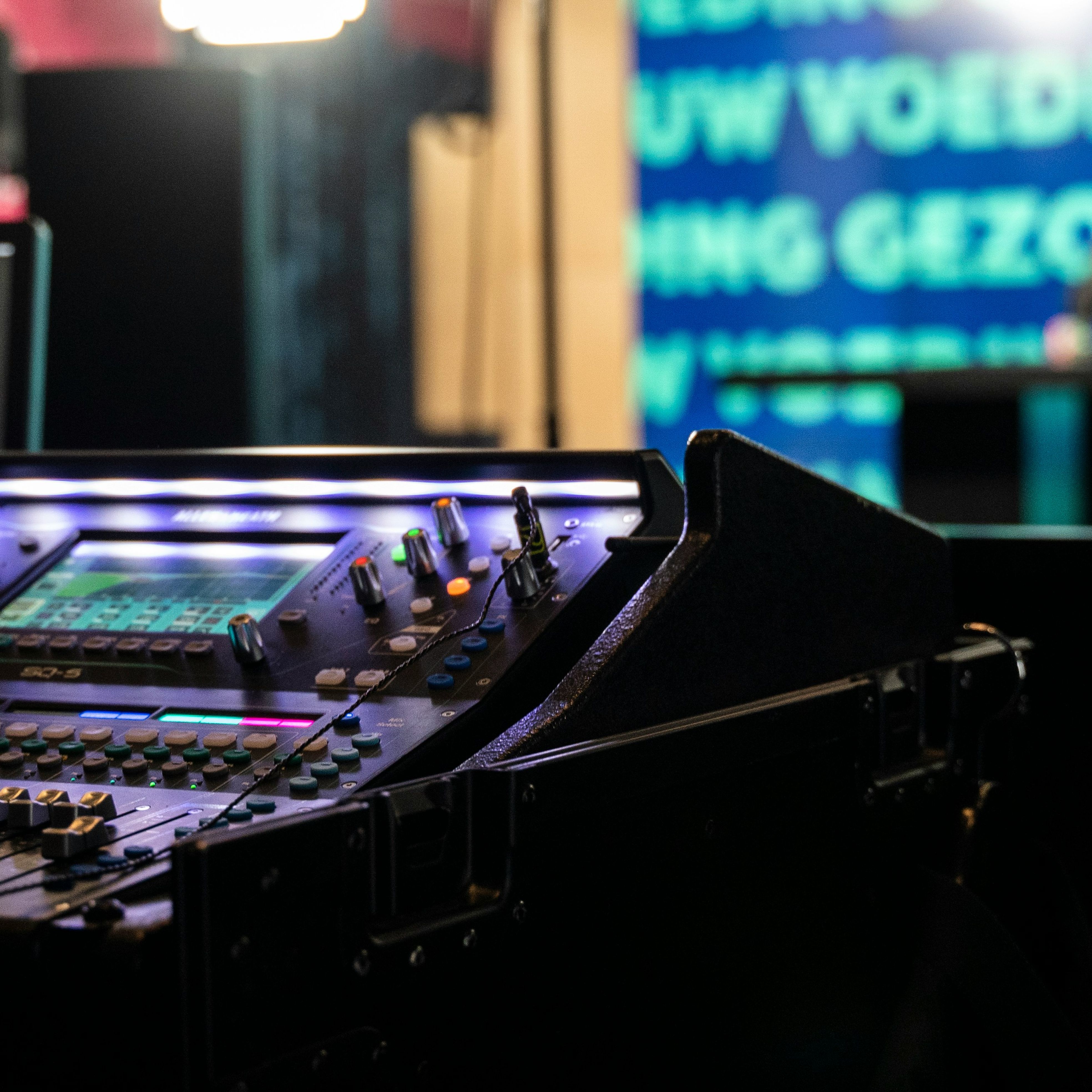 A lady making an SDH content with her pc