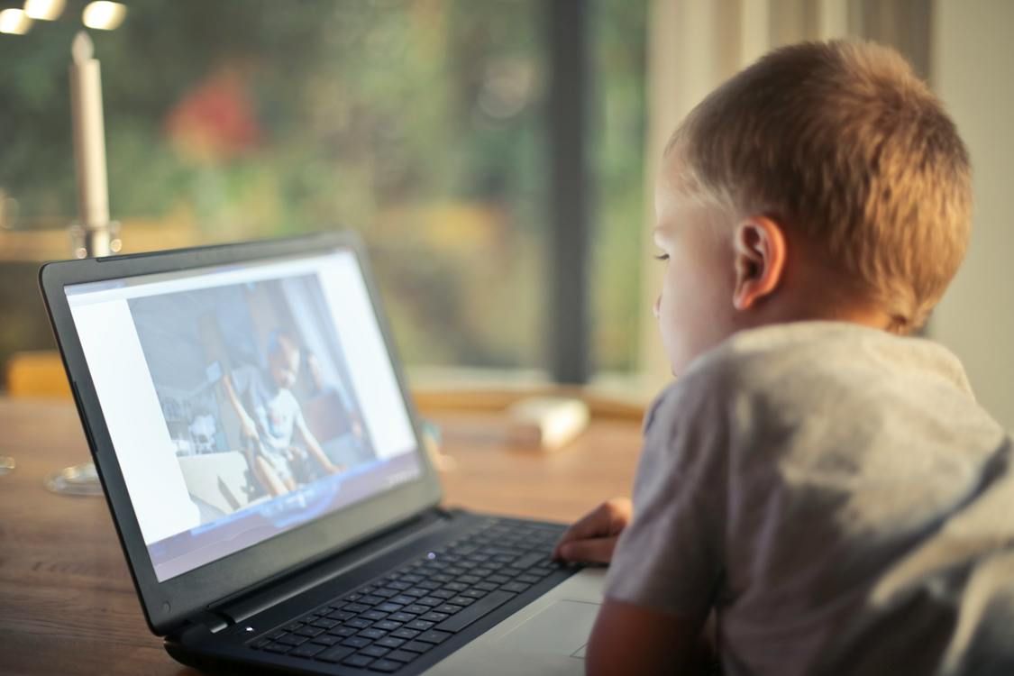 An impaired boy using SDH software
