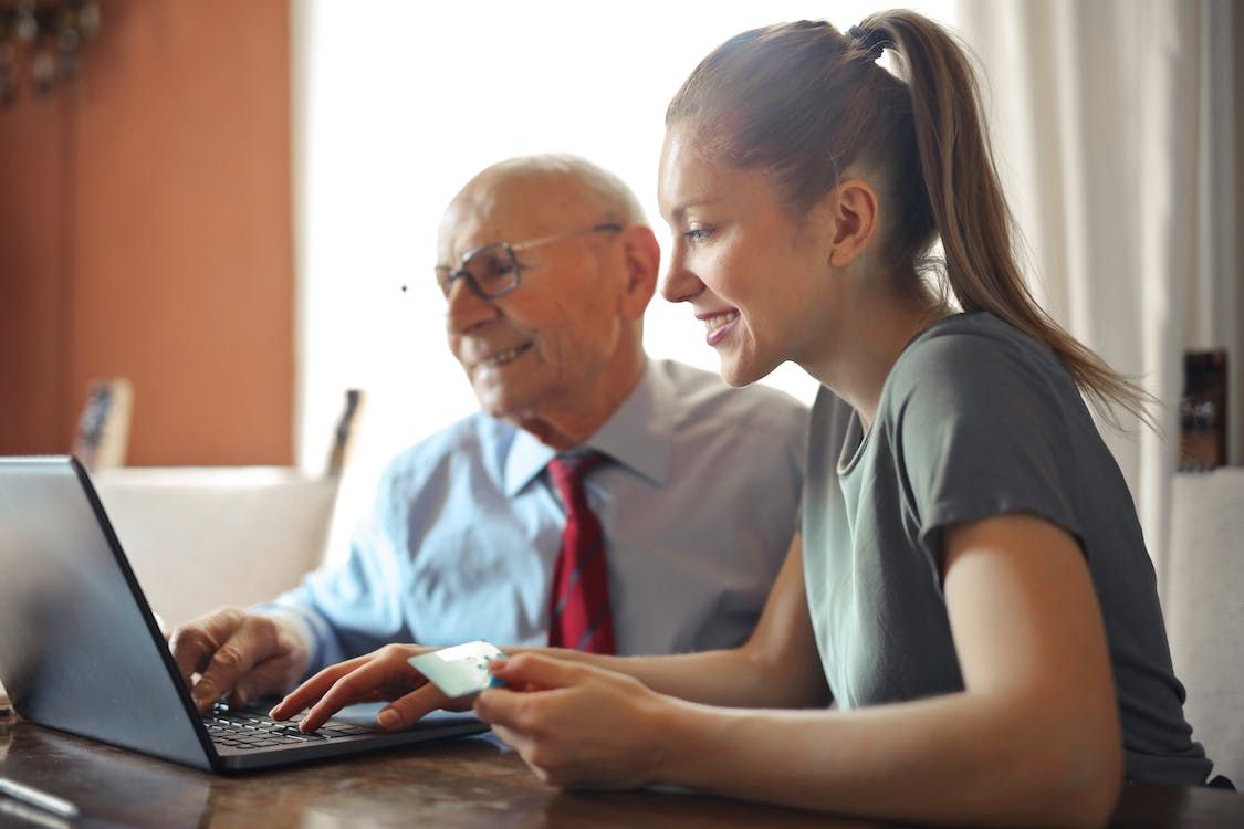 homme et femme en train de faire une transcription d'IA