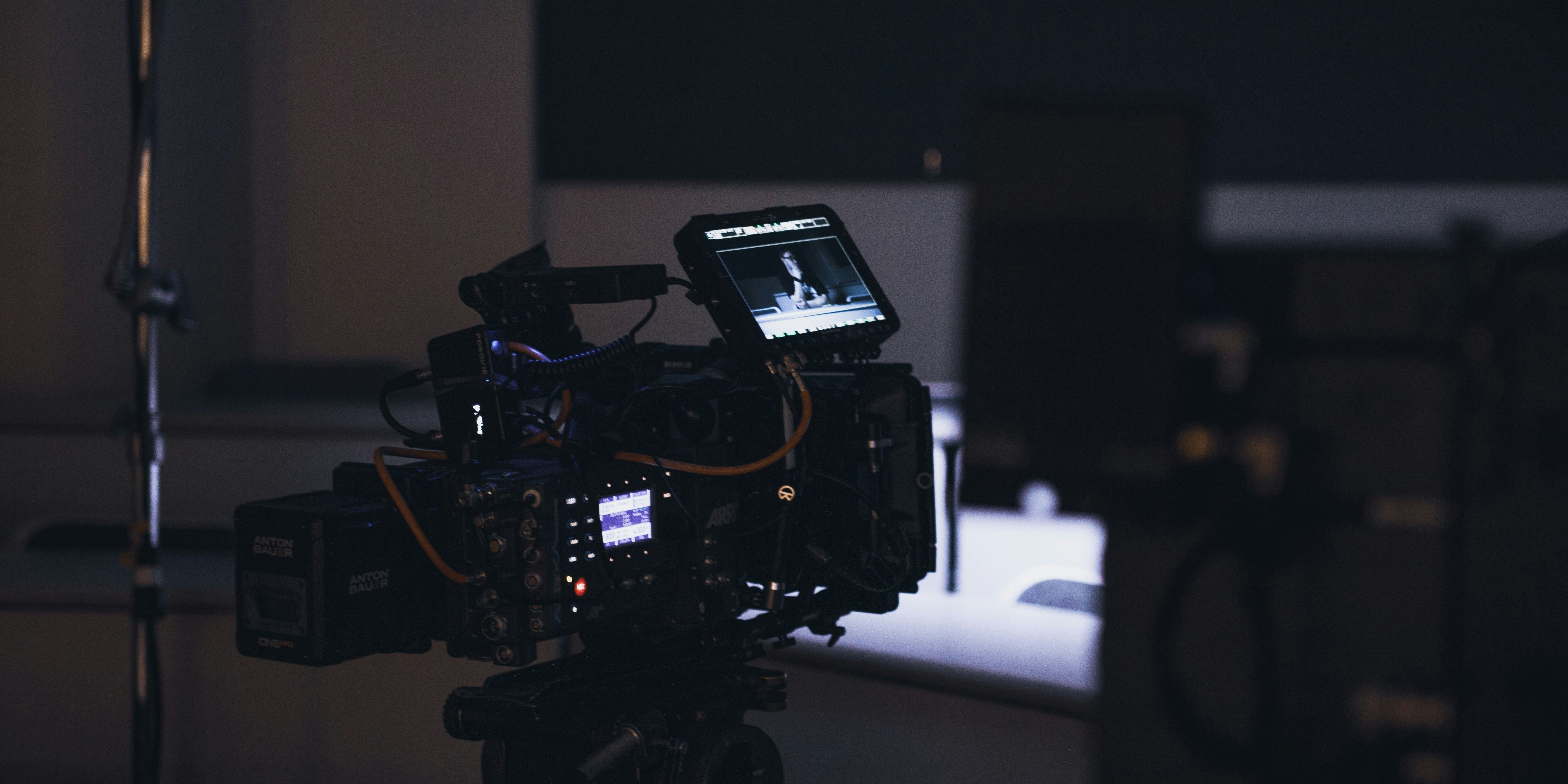 Wie beeinflussen Szenenwechsel das Untertiteln?